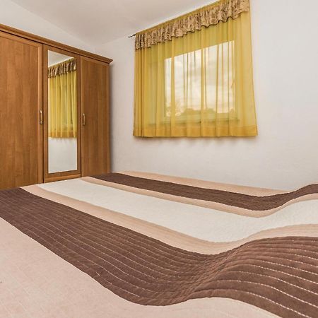 3 Bedroom Gorgeous Apartment In Marčana Esterno foto
