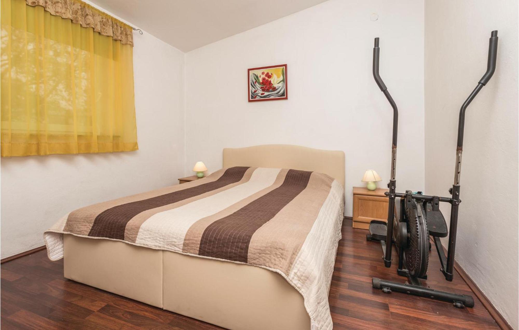 3 Bedroom Gorgeous Apartment In Marčana Esterno foto