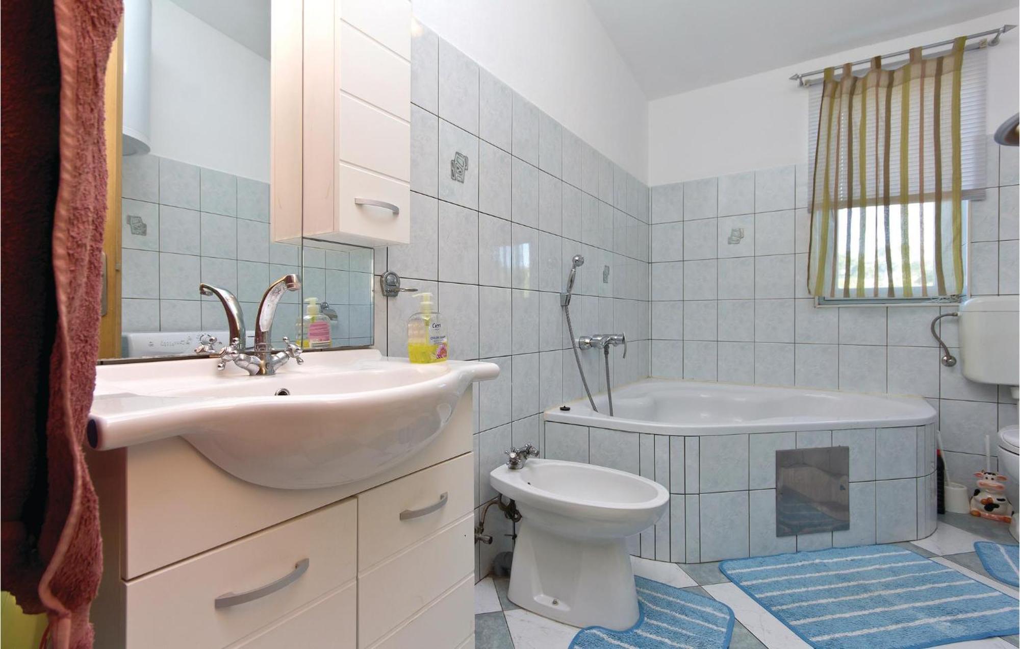 3 Bedroom Gorgeous Apartment In Marčana Esterno foto