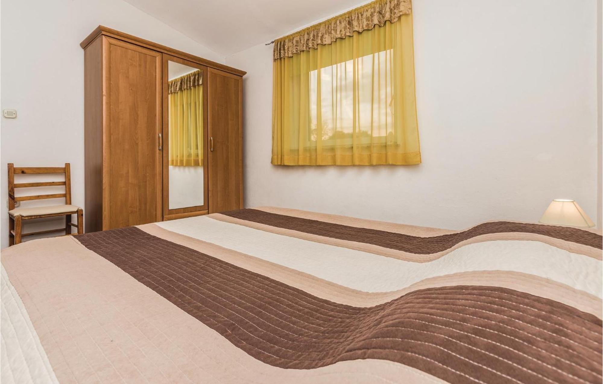 3 Bedroom Gorgeous Apartment In Marčana Esterno foto
