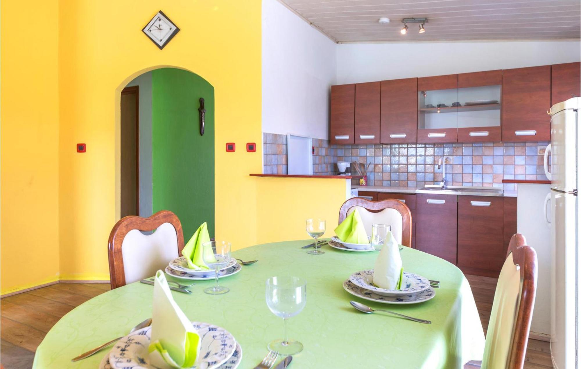 3 Bedroom Gorgeous Apartment In Marčana Esterno foto