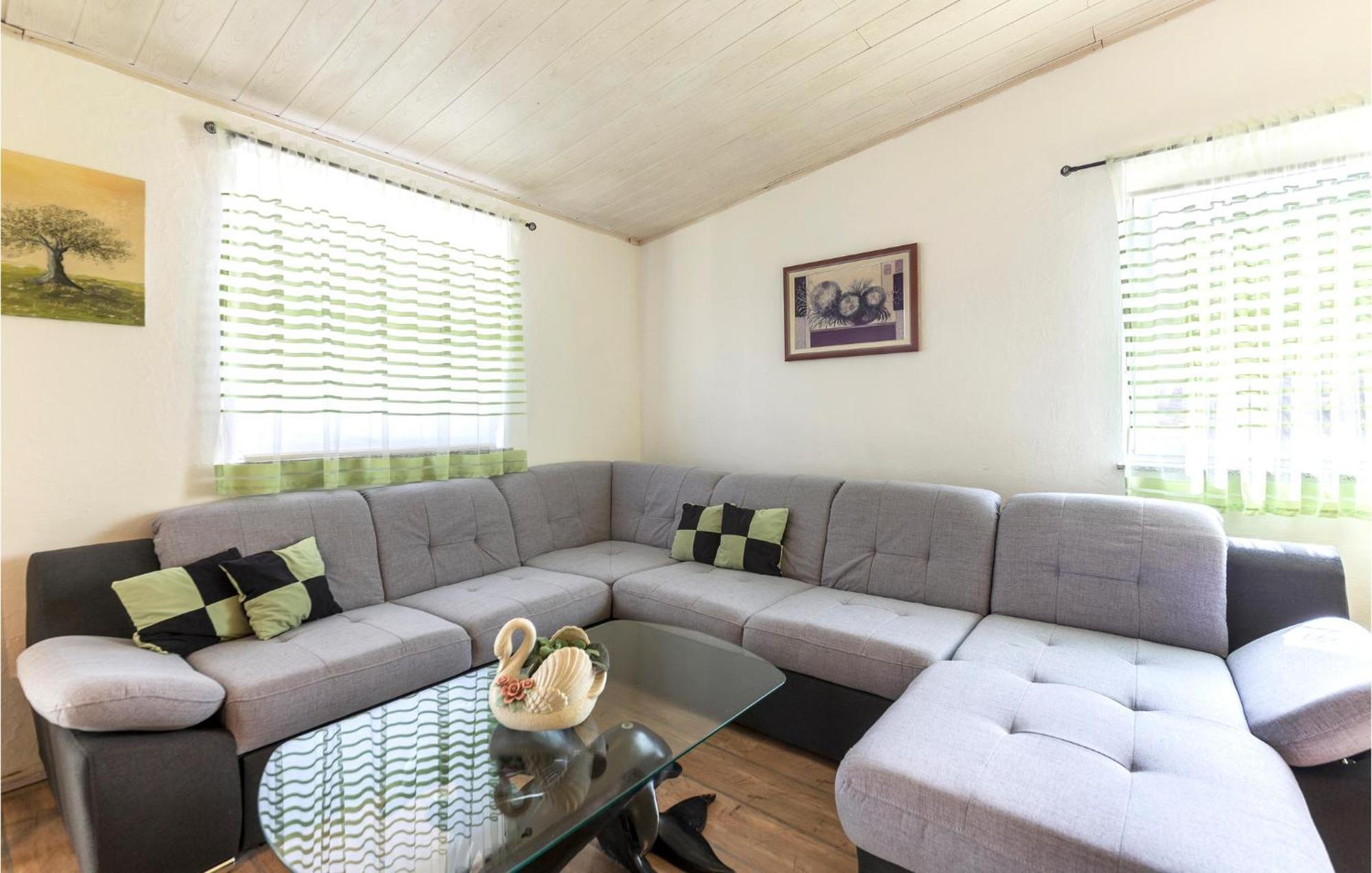 3 Bedroom Gorgeous Apartment In Marčana Esterno foto