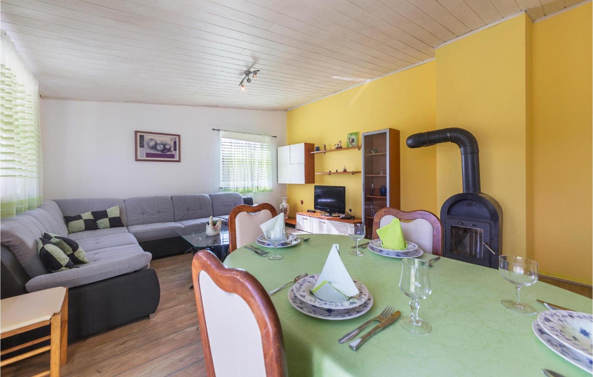 3 Bedroom Gorgeous Apartment In Marčana Esterno foto