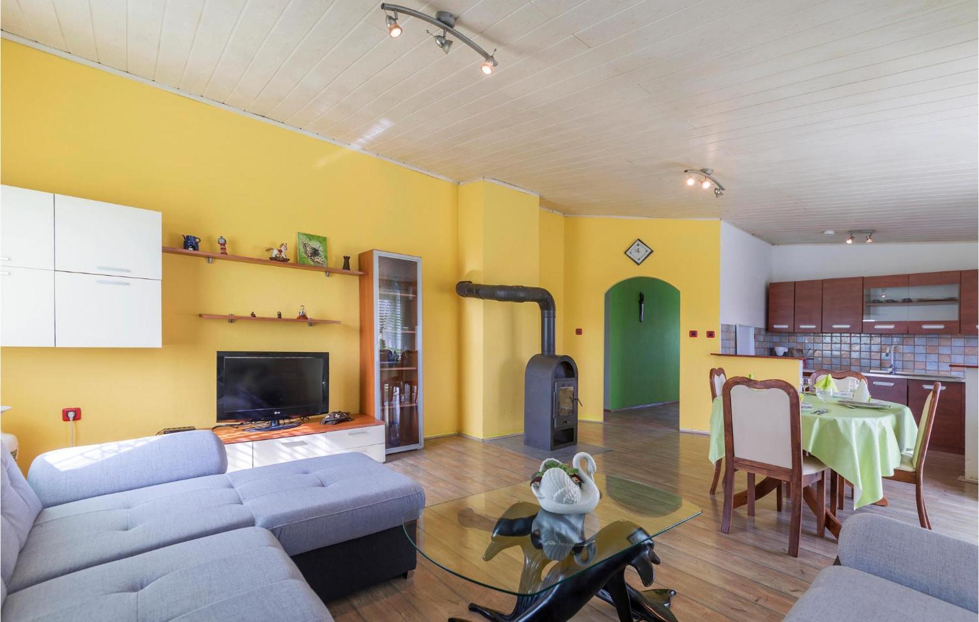3 Bedroom Gorgeous Apartment In Marčana Esterno foto